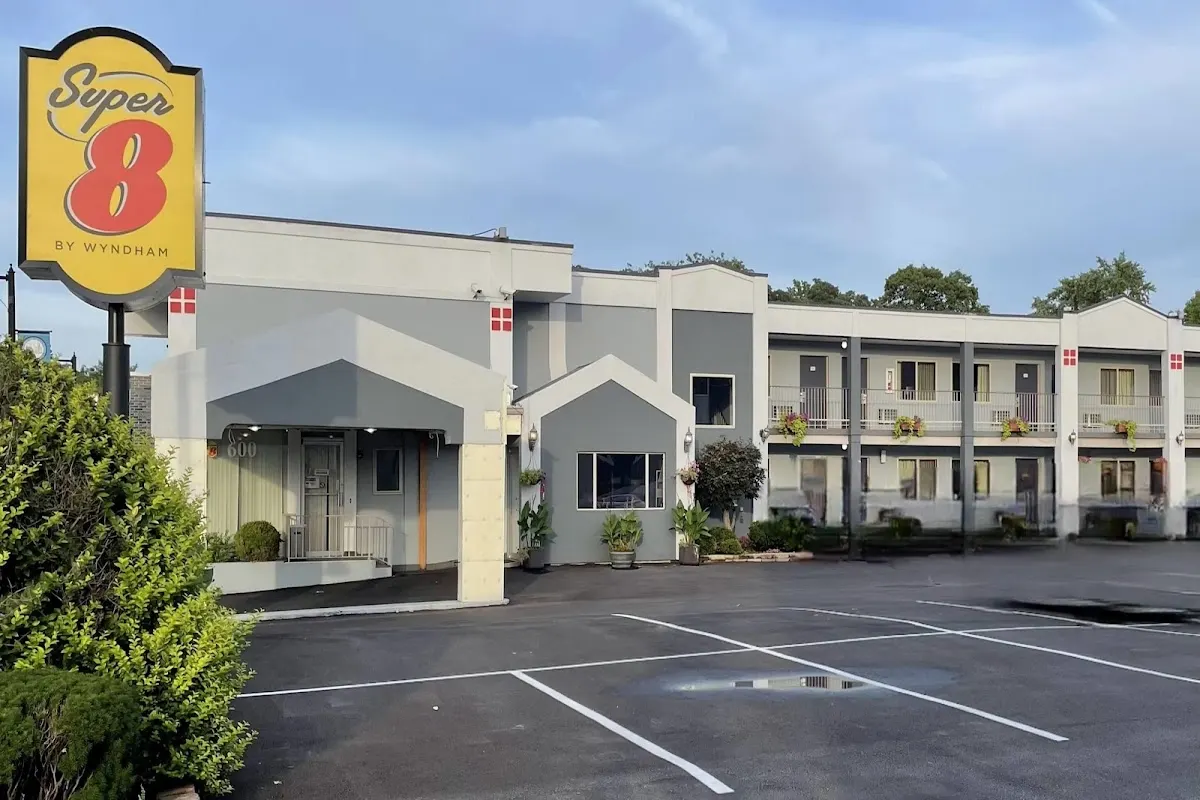 Super 8 by Wyndham Belleville IL/St. Louis Area