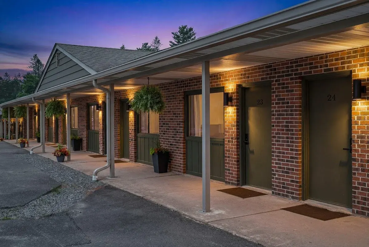 Sullivan Trail Inn & Suites