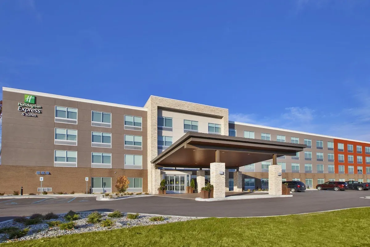 Holiday Inn Express & Suites Grand Rapids - Airport North by IHG