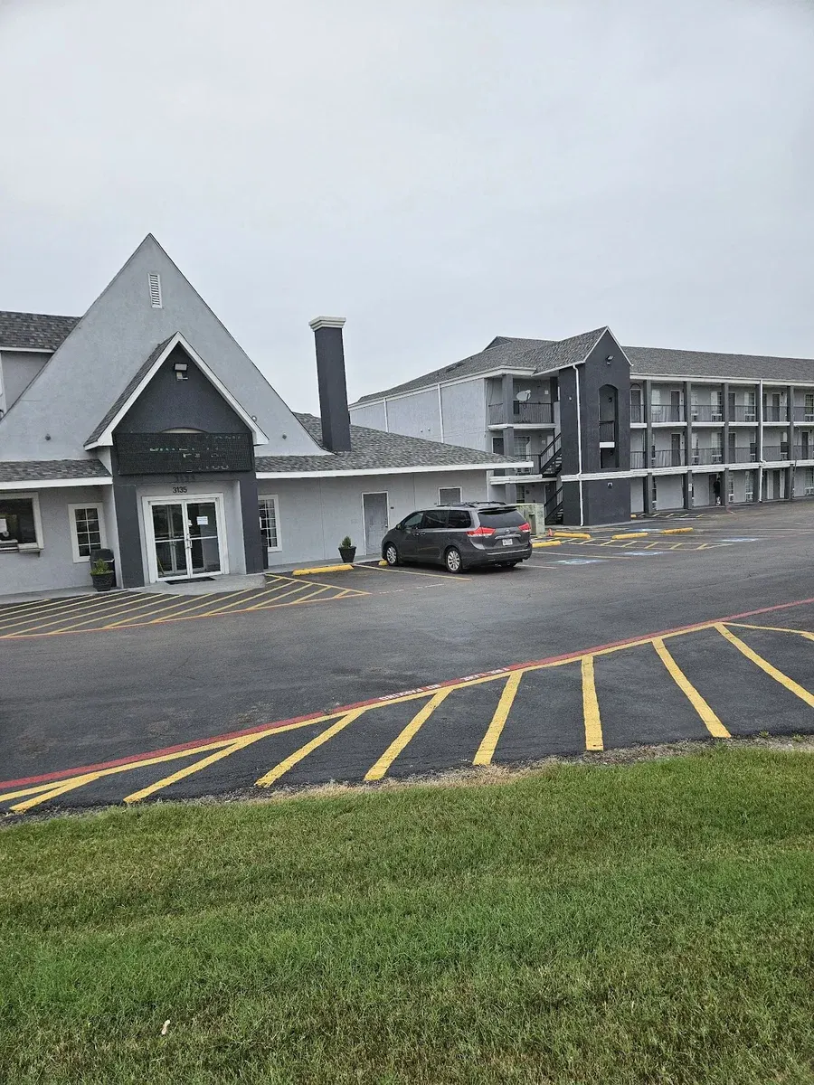 Crossroads Hotel & Suites