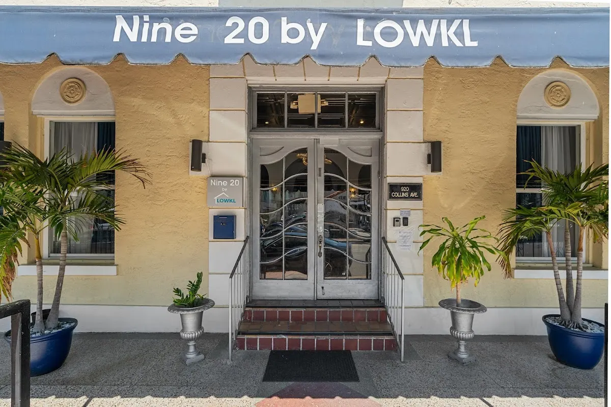 Nine20 Collins Apartments By Lowkl