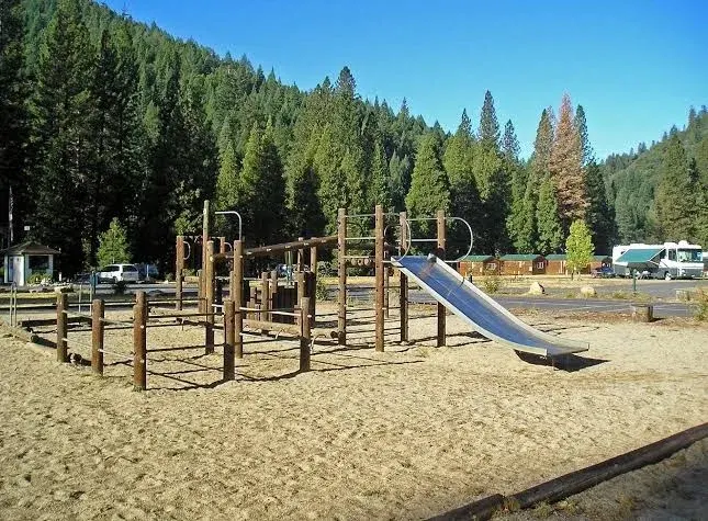 Yosemite Lakes Base Camp Lodge
