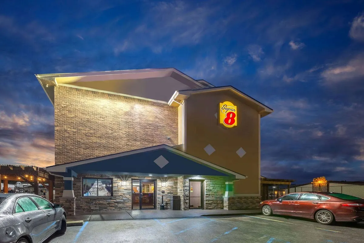 Super 8 by Wyndham Roseville/Detroit Area