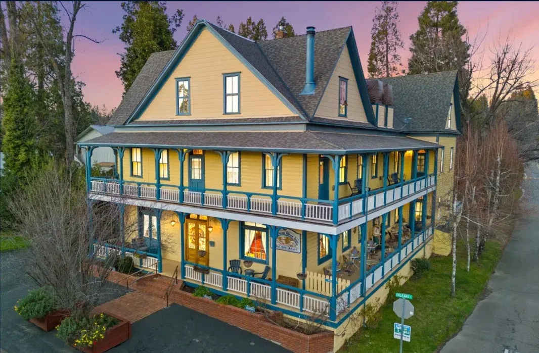 American River Inn