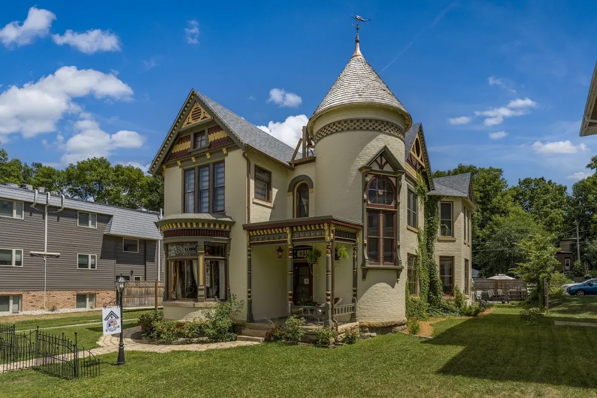 Moulin Rouge House B&B