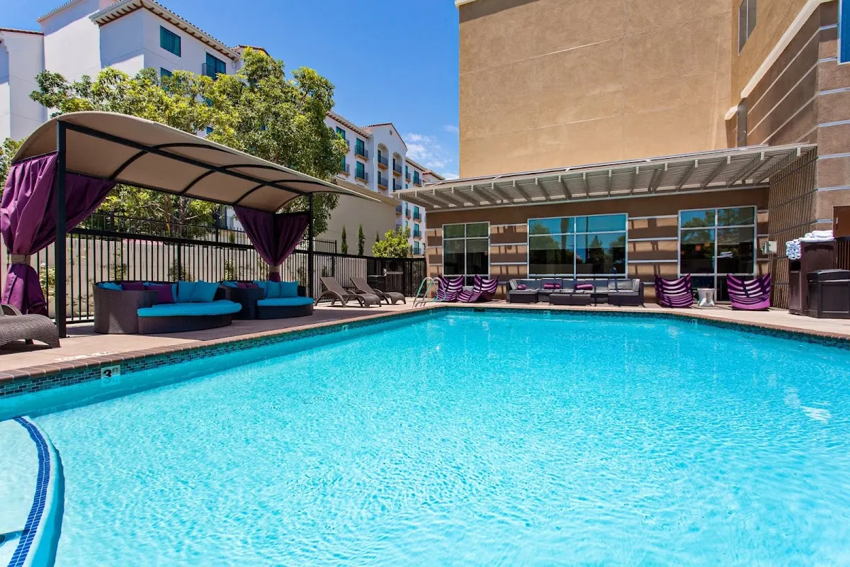 Holiday Inn Express & Suites Anaheim Resort Area by IHG