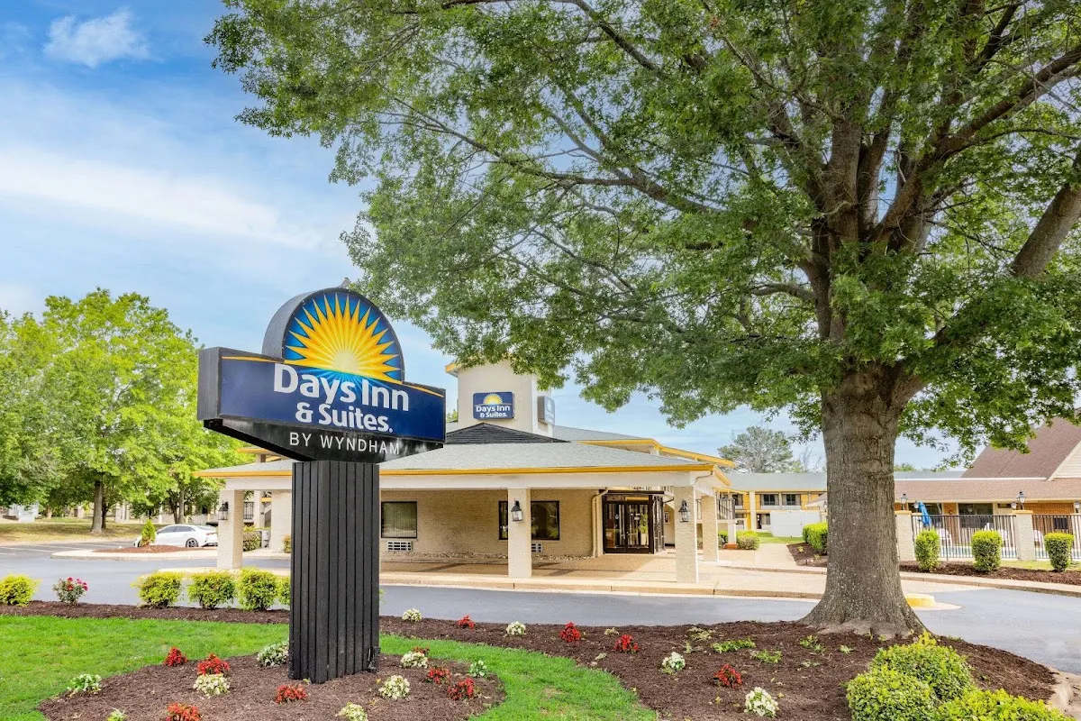 Days Inn & Suites by Wyndham Williamsburg Colonial