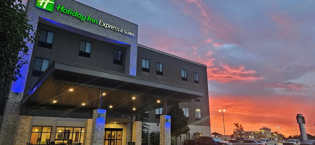 Holiday Inn Express & Suites Kingfisher