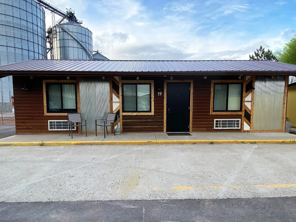 Hansen Inn & Cabins