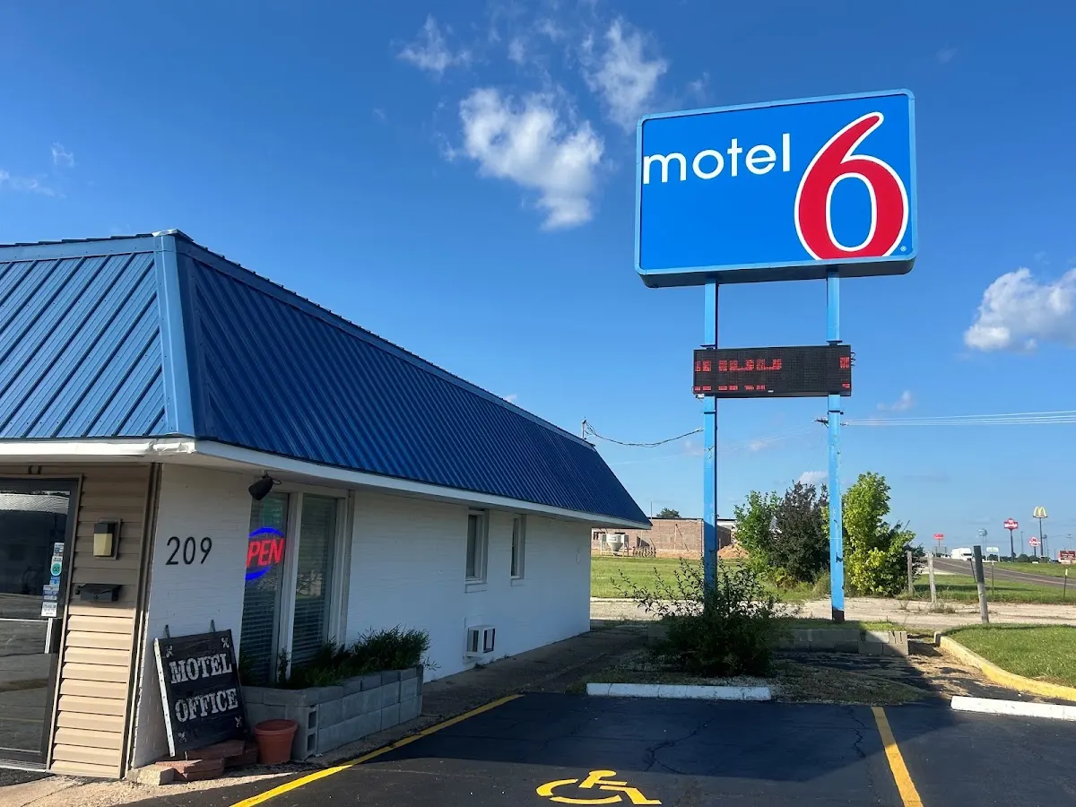 Motel 6 Sullivan