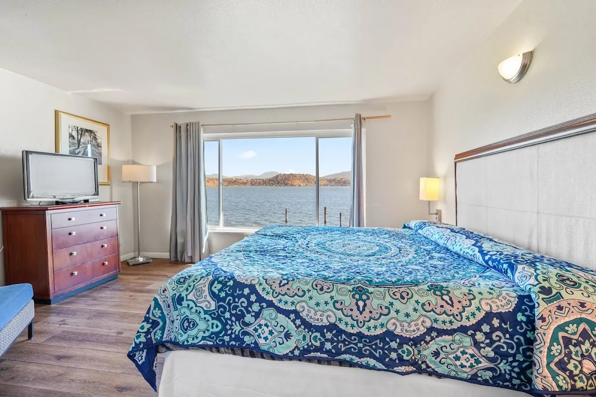 Lake Marina Inn