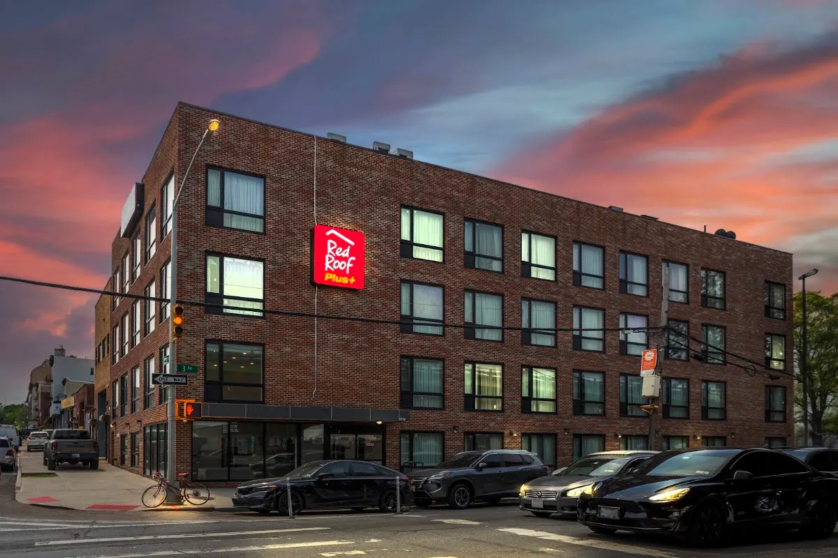 Red Roof PLUS+ Brooklyn - 3rd Ave