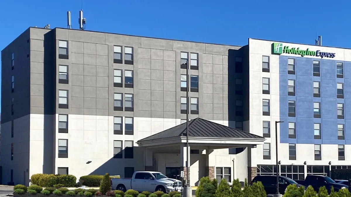 Holiday Inn Express & Suites Central Omaha by IHG