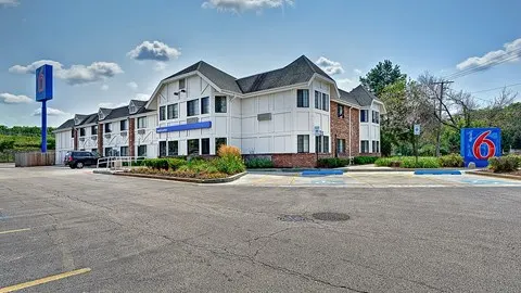 Motel 6 Glenview, IL - Chicago North