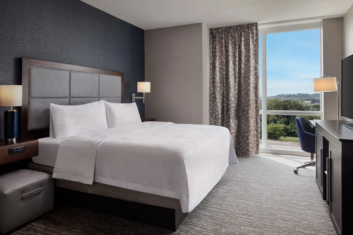 Hampton Inn & Suites Teaneck Glenpointe