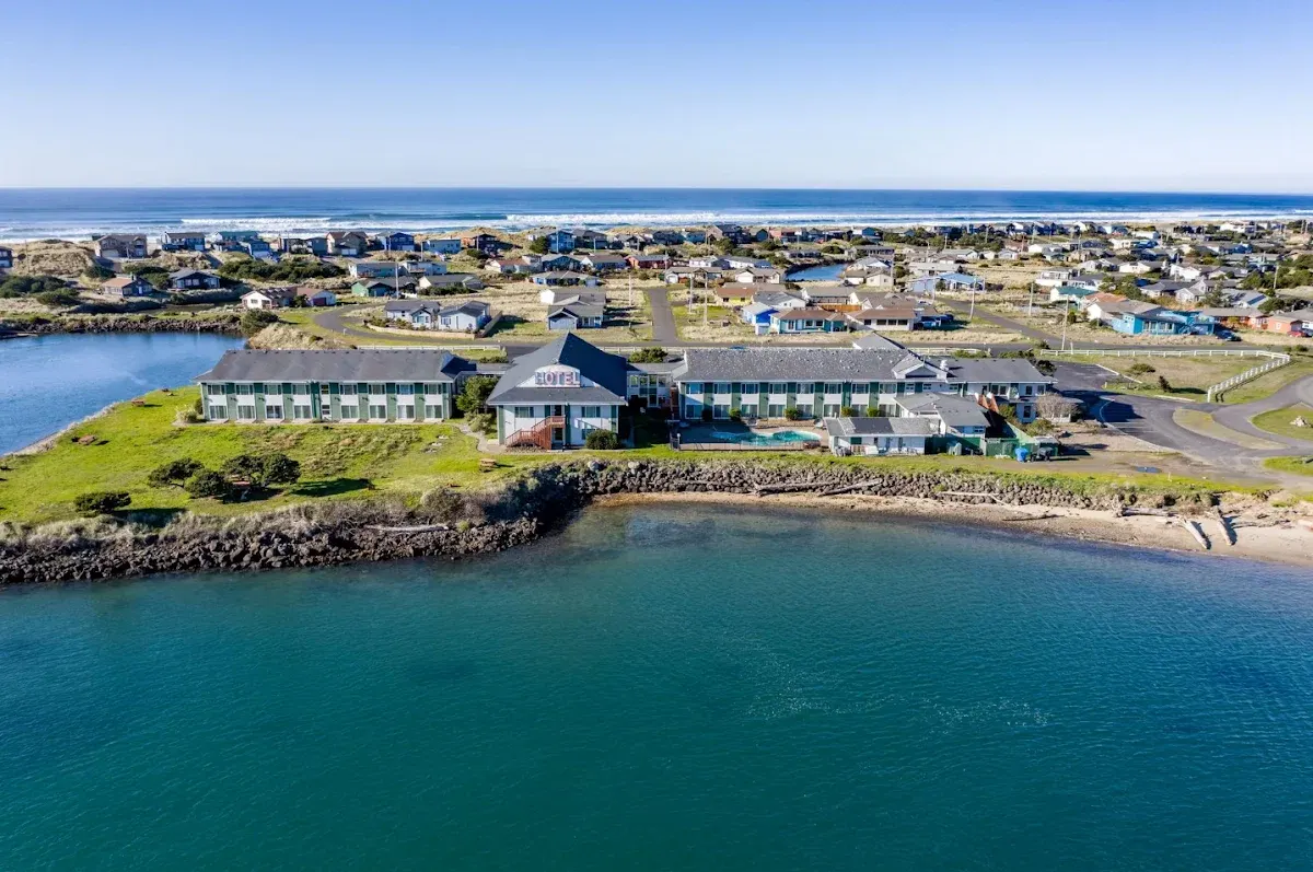 Waldport Bayfront Hotel & Restaurant