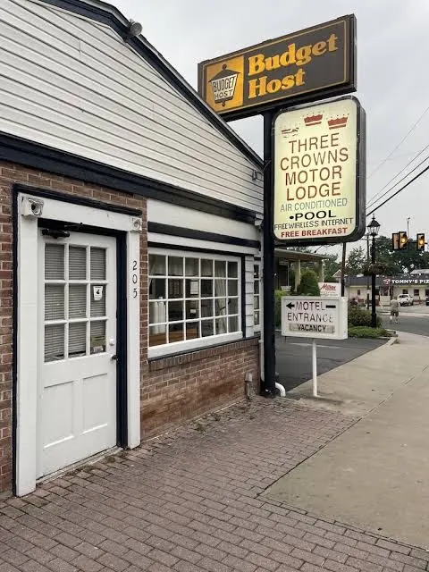 Budget Host Three Crowns Motor Lodge