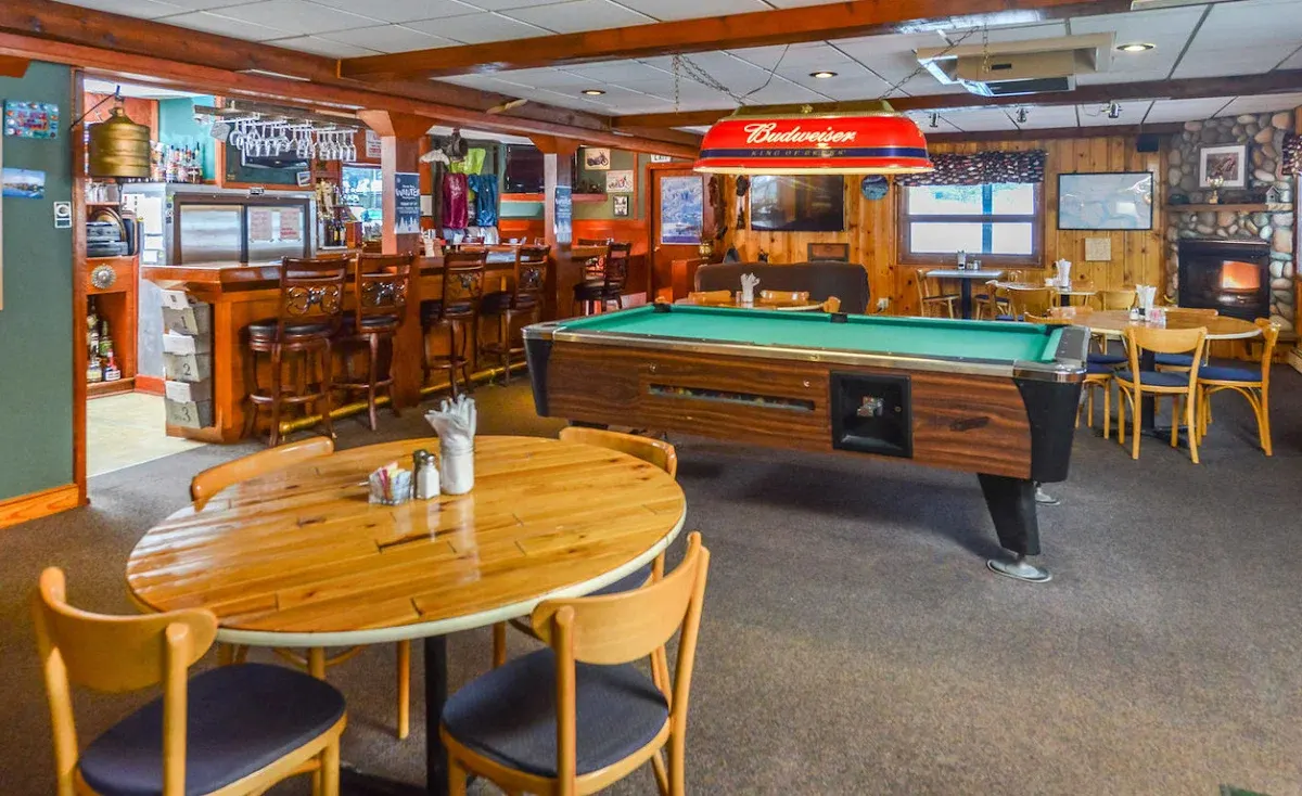 Trail Lake Lodge - Restaurant & Bar