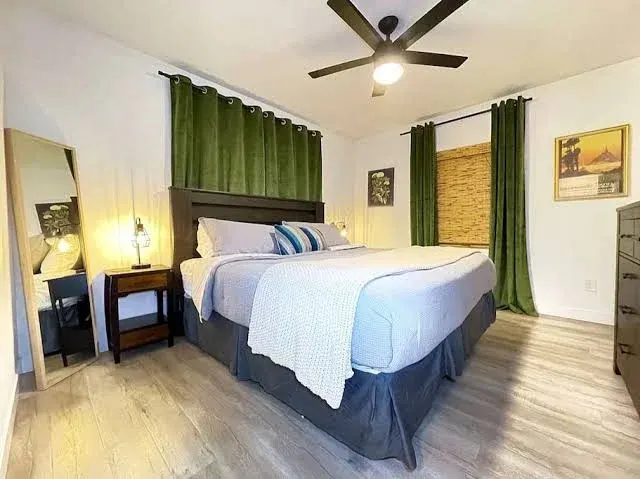 King Bed-Private Yard-Driveway Parking