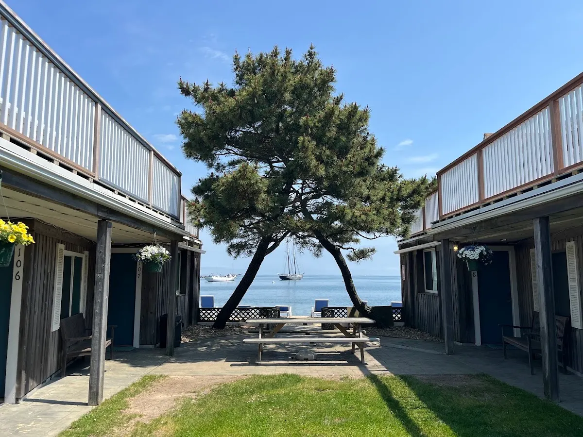 Vineyard Harbor Motel - Private Beach