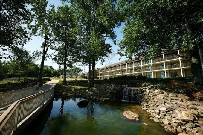 Fourwinds Lakeside Inn & Marina