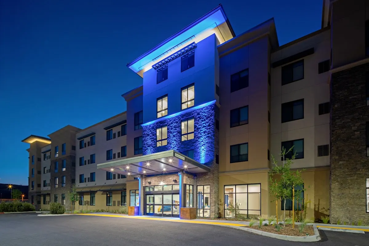 Holiday Inn Express & Suites Valencia - Santa Clarita by IHG