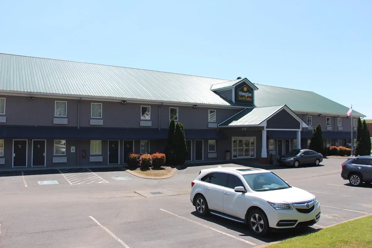 DOUGLAS INN & SUITES NW