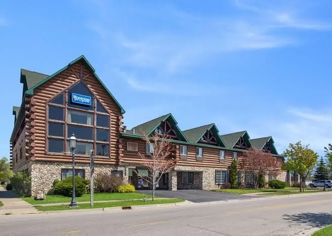 Days Inn & Suites by Wyndham Mackinaw City-Bridgeview Area