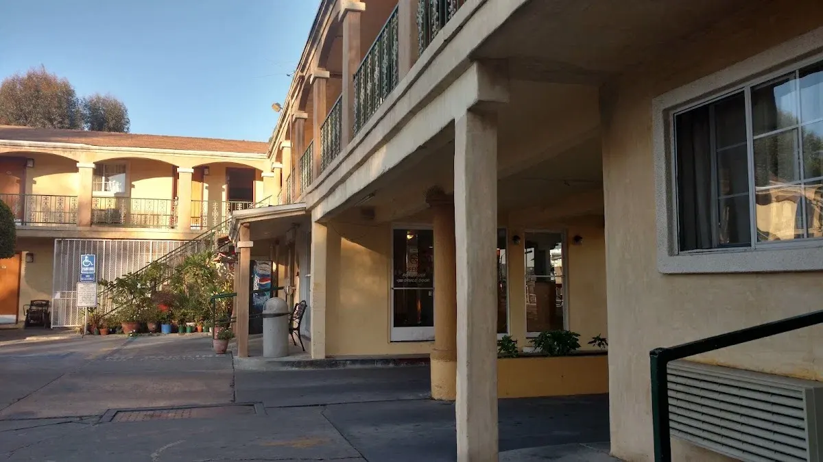 Colonial Pool & Spa Motel