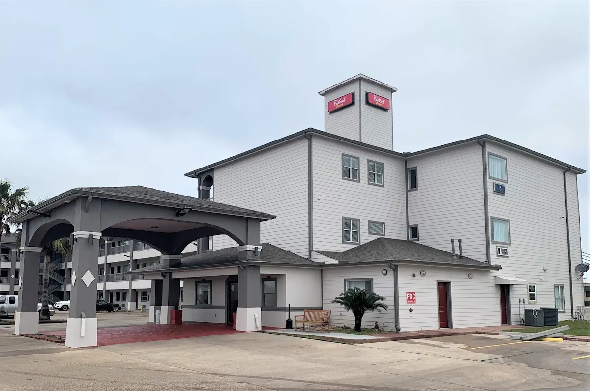 Red Roof PLUS+ Galveston - Beachfront