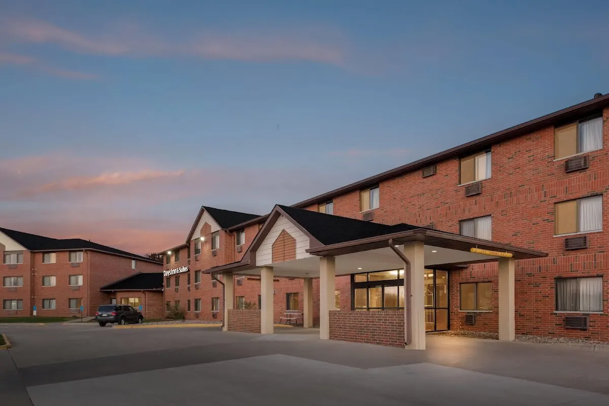 Days Inn & Suites by Wyndham Des Moines Airport