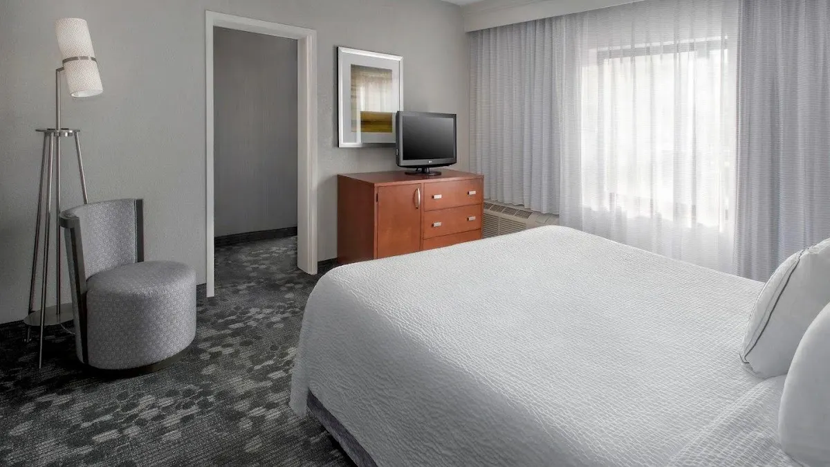 Courtyard by Marriott Newark Liberty International Airport