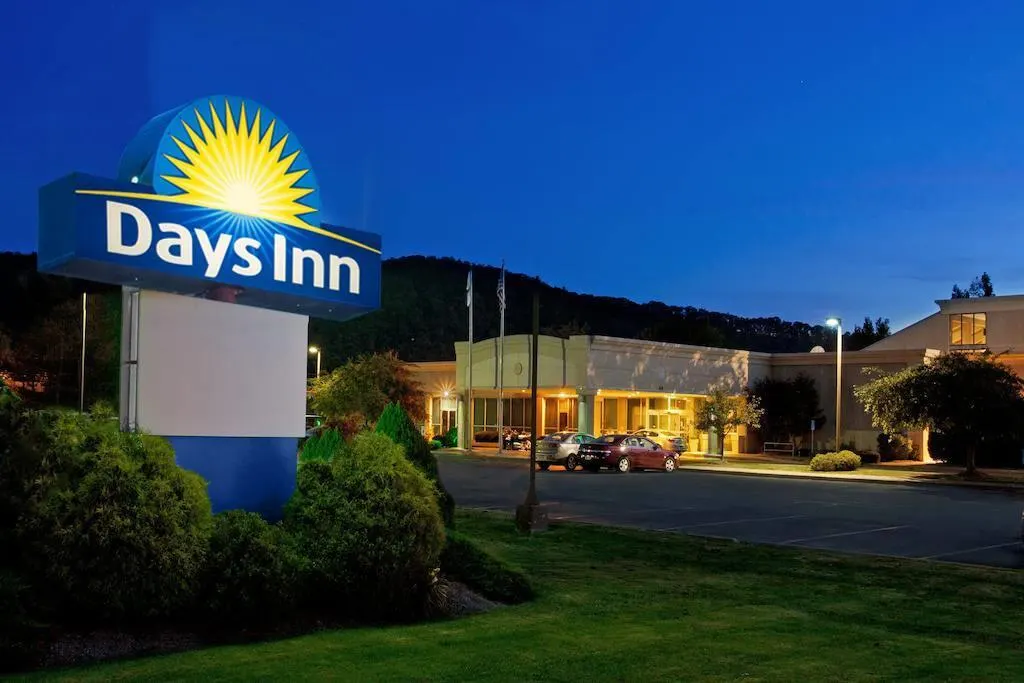 Days Inn by Wyndham Warren