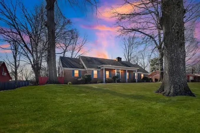Graceland Getaway – Spacious 4BR Memphis House