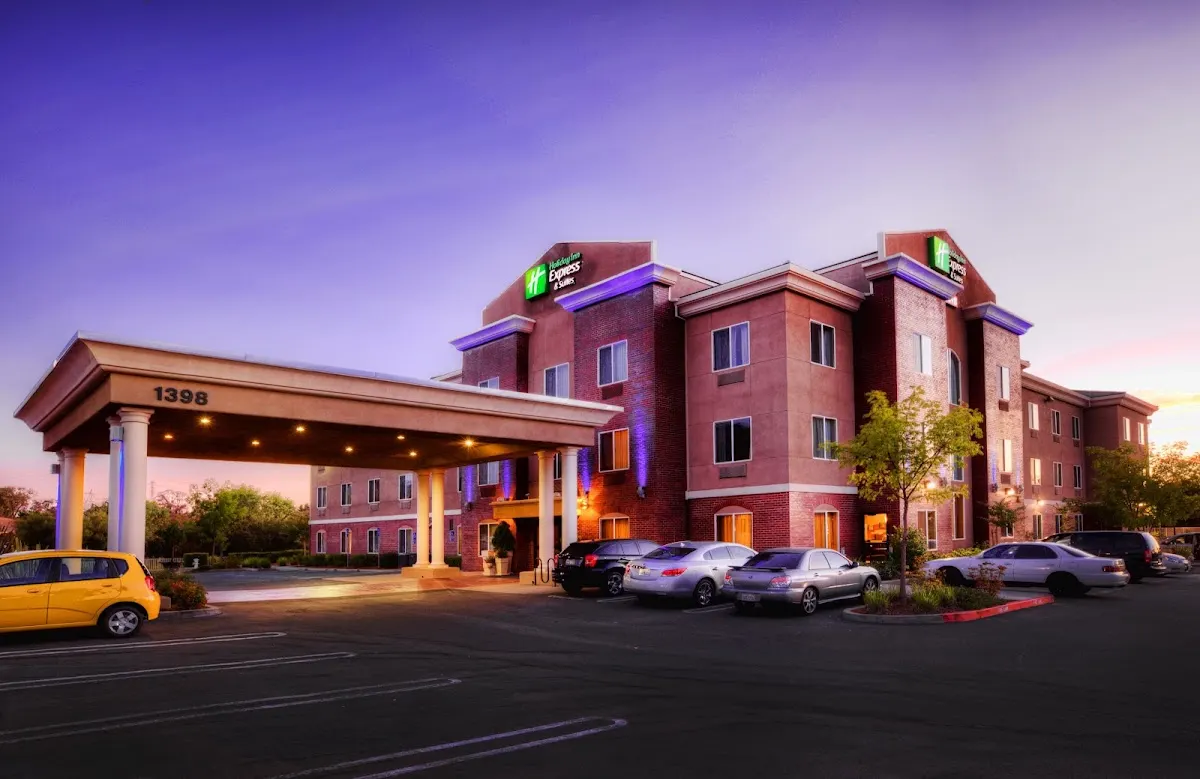 Holiday Inn Express & Suites Roseville - Galleria Area by IHG
