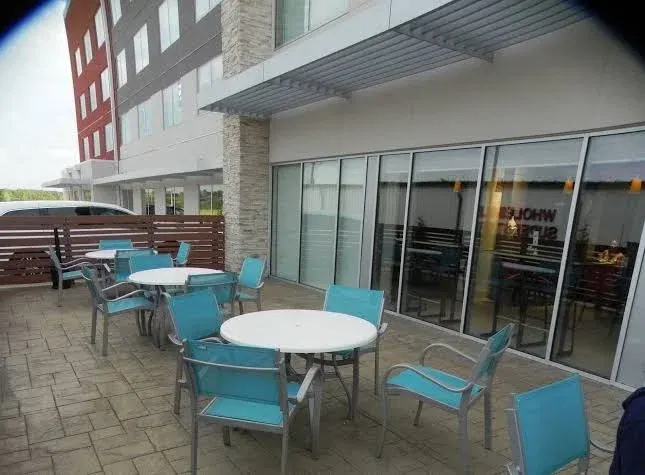 Holiday Inn Express & Suites Kingdom City, an IHG Hotel