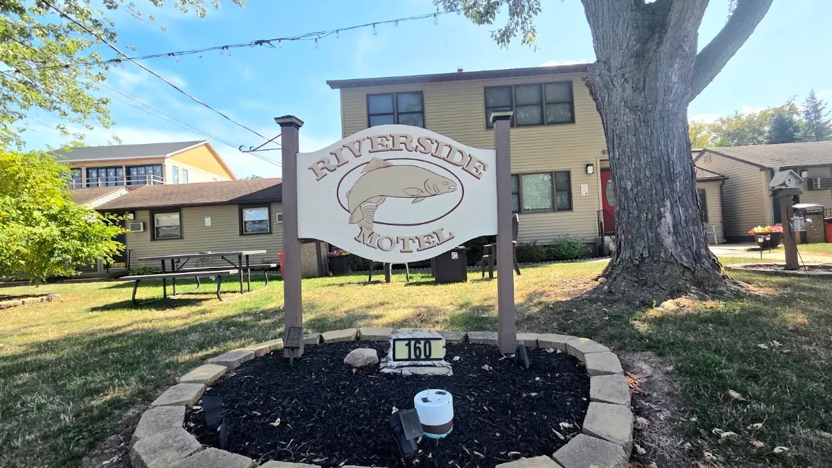 Riverside Motel
