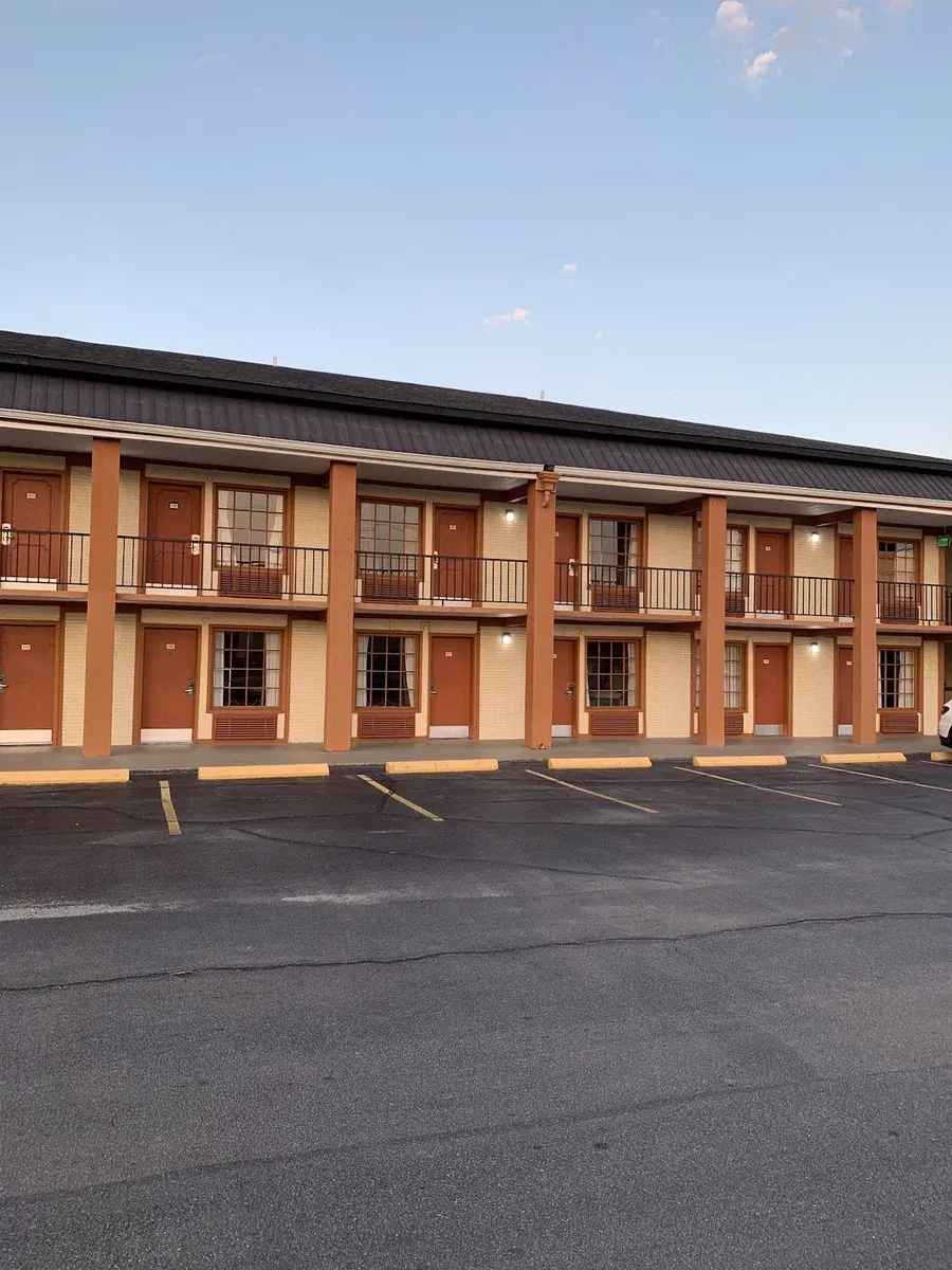 Super 8 by Wyndham Richmond Hill