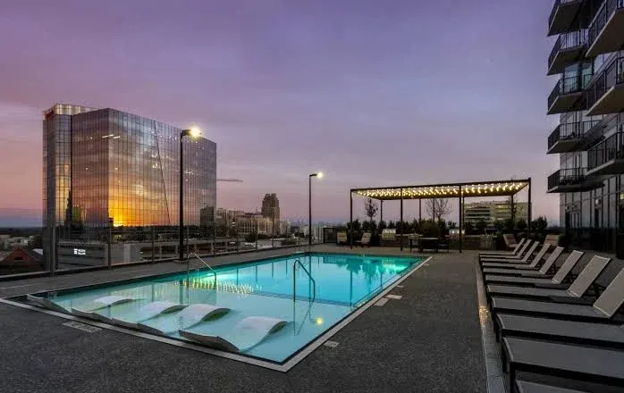 High-Rise Apt Raleigh Free Parking & Sunset View 2