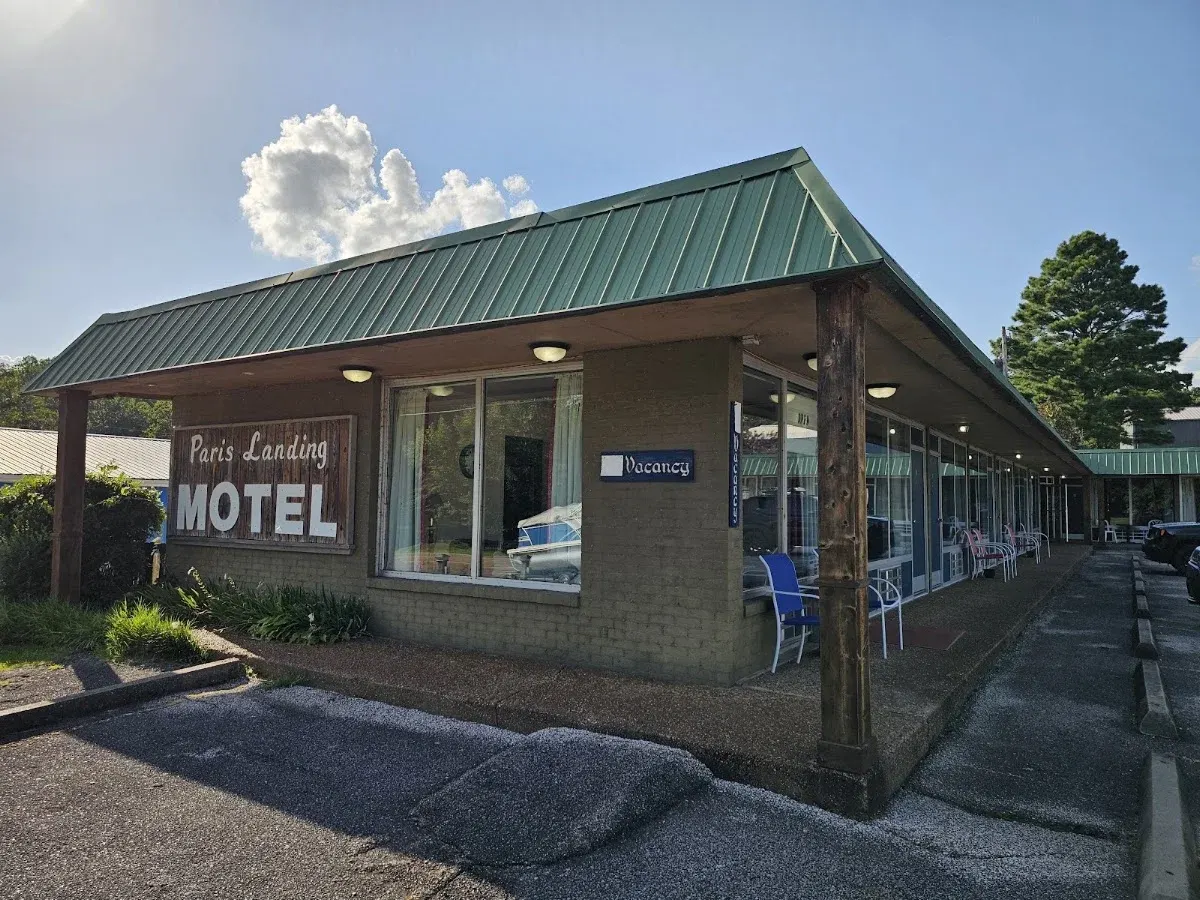 Paris Landing Motel