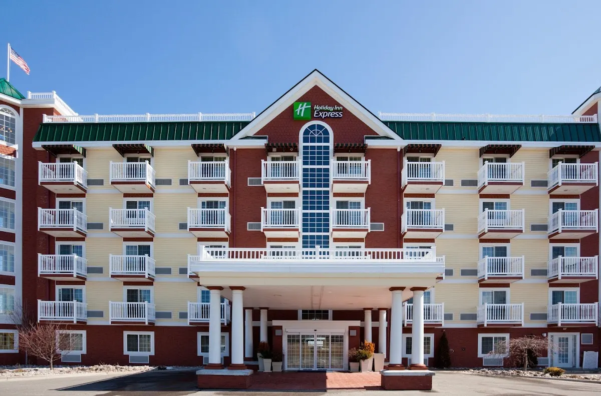 Holiday Inn Express & Suites Petoskey by IHG