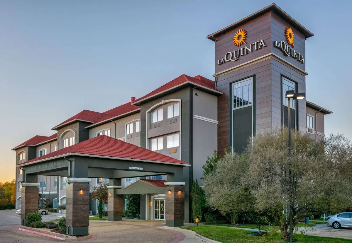 La Quinta Inn & Suites by Wyndham Fort Worth NE Mall