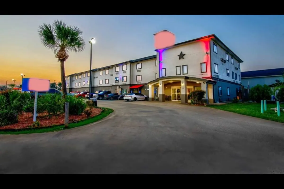 Oyo Townhouse Sulphur,LA Extended Stay I-10