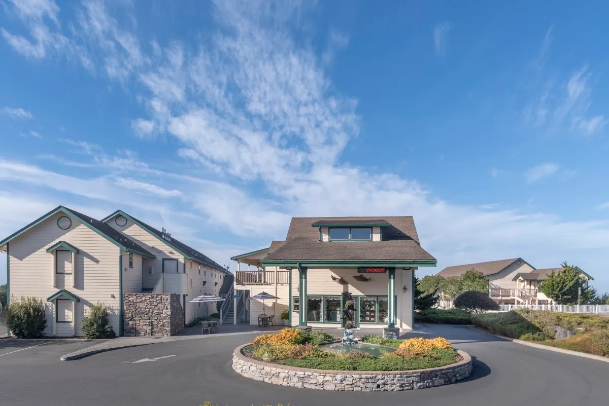 Emerald Dolphin Inn & Mini Golf