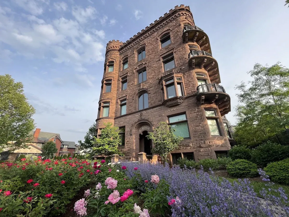 El Moore Lodge & Residences
