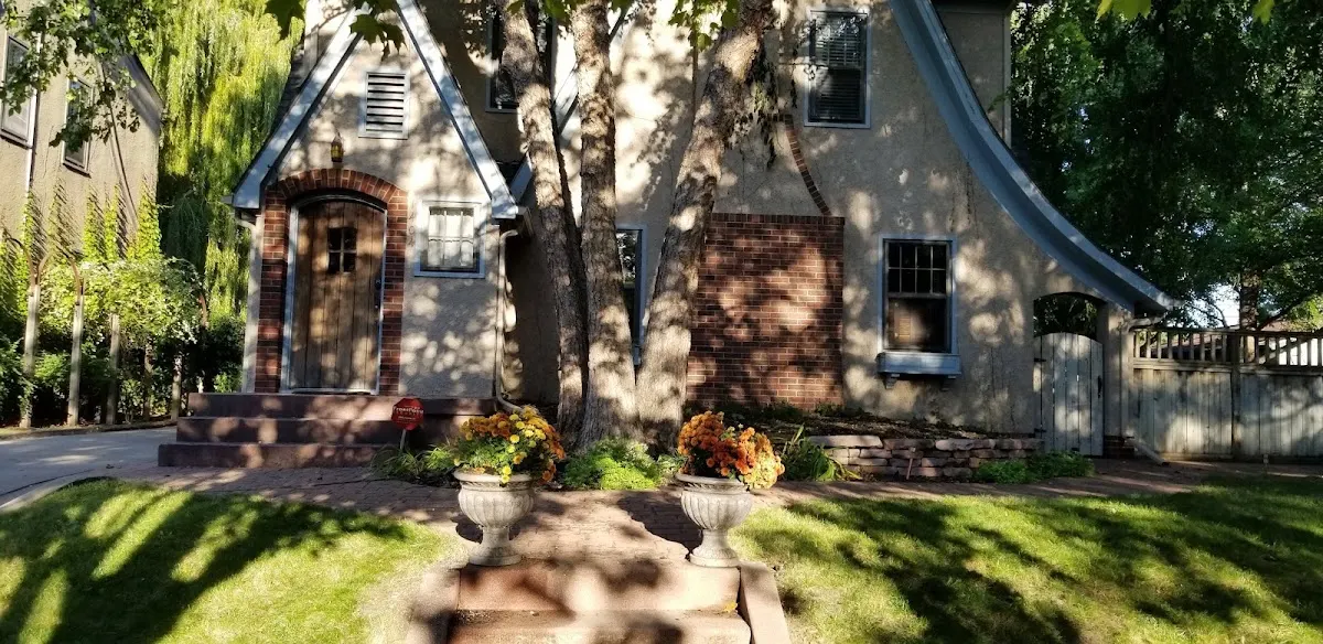 Historic Twin Tudors Inn