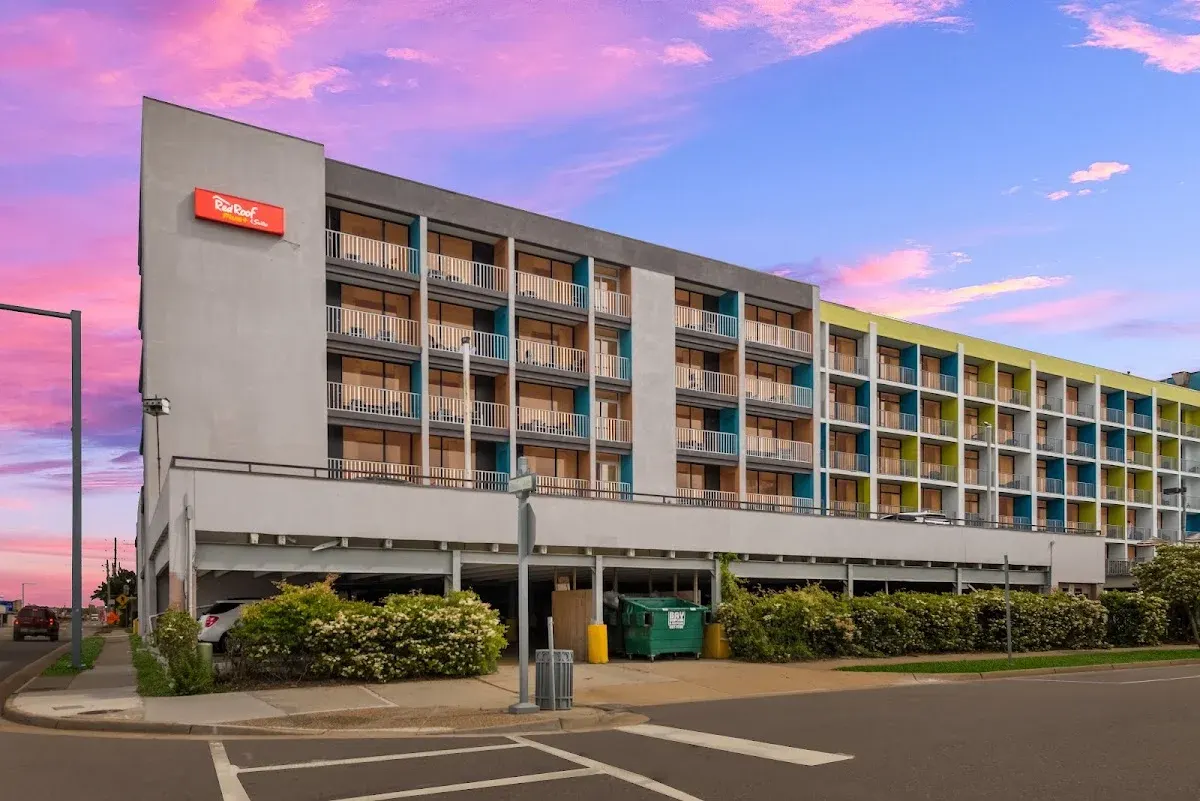 Red Roof PLUS+ & Suites Virginia Beach – Seaside