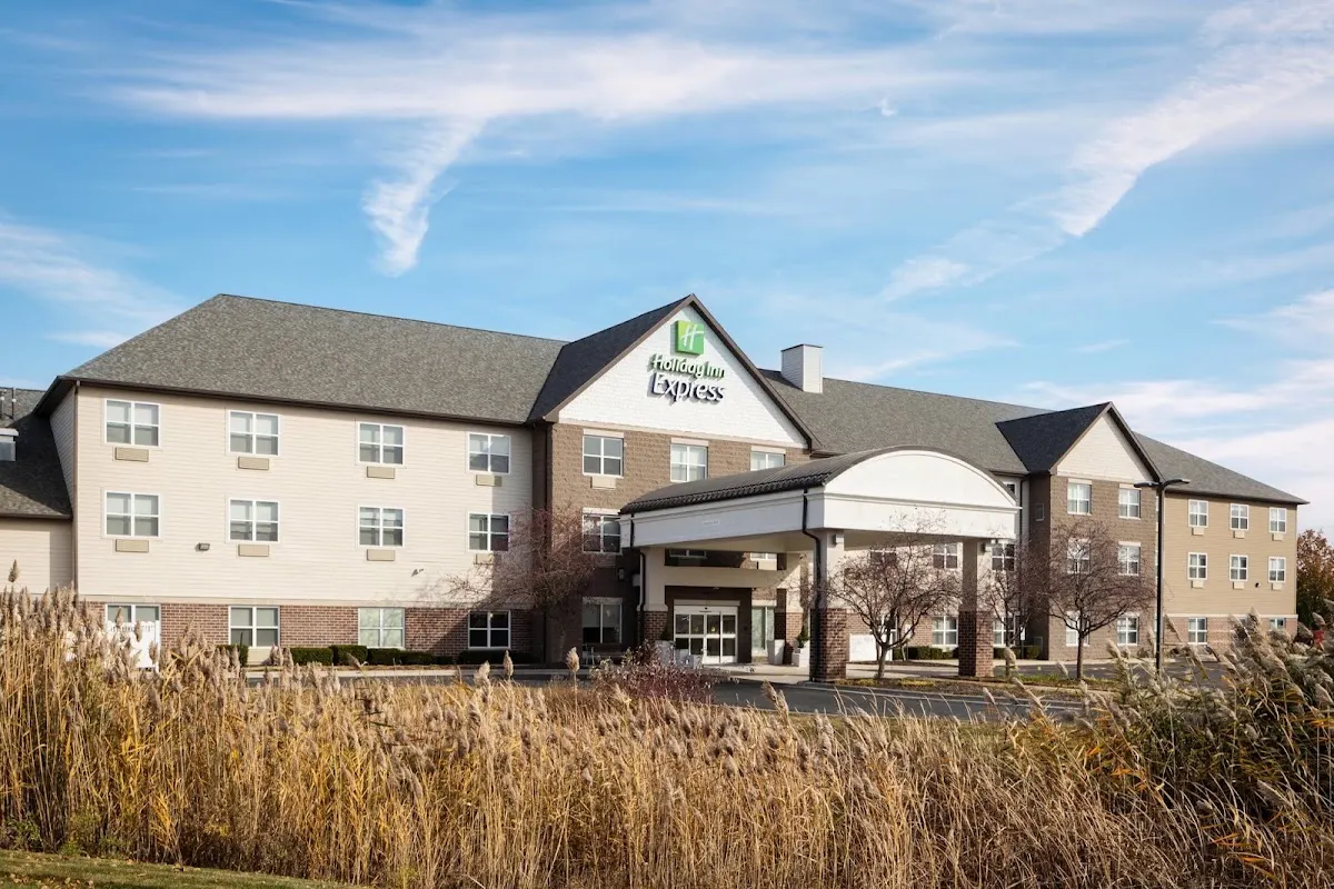 Holiday Inn Express & Suites Green Bay East by IHG