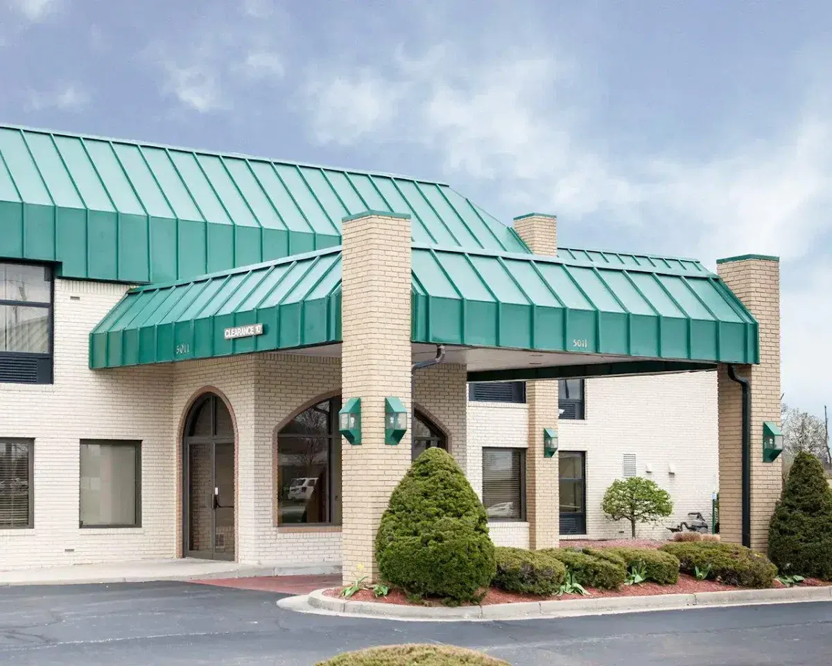 Lafayette Inn & Suites