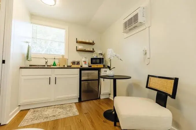 Centrally Located Memphis Tiny Home Queen Bed REAR - Vacation Home